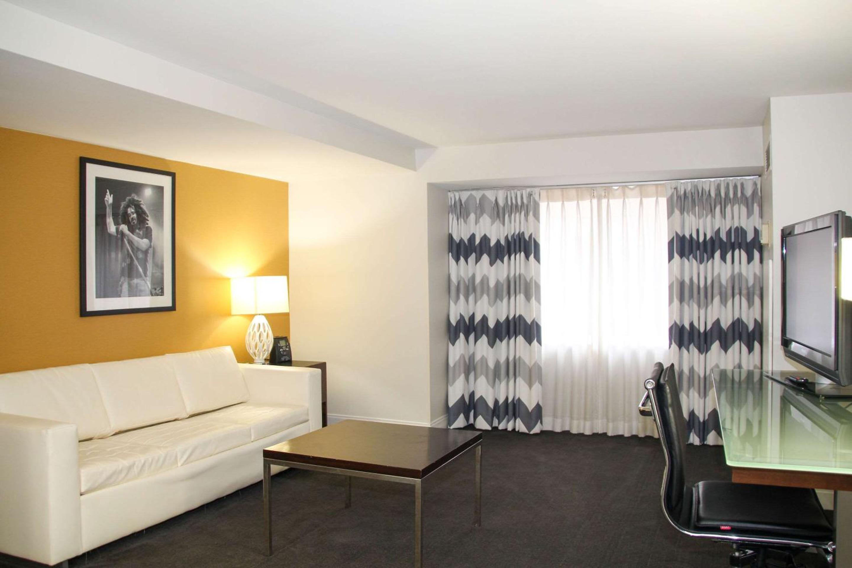 Comfort Inn Suites Baltimore Inner Harbor - Property Image 13
