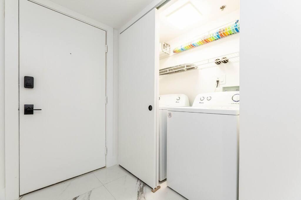 Luxury VIP 3 Bed 2 Bath Apartment Yacht Club Aventura
