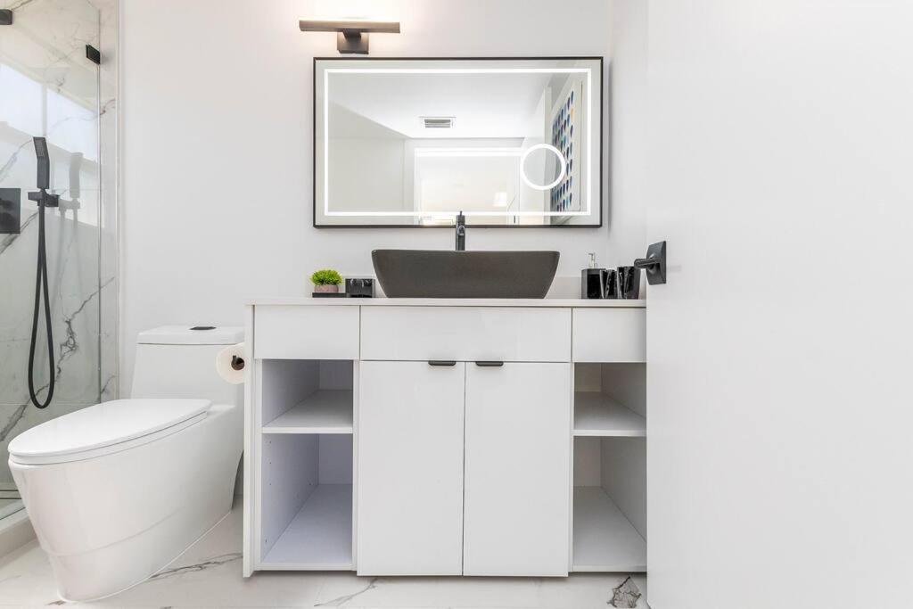 Luxury VIP 3 Bed 2 Bath Apartment Yacht Club Aventura