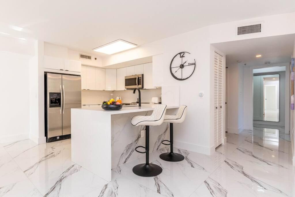 Luxury VIP 3 Bed 2 Bath Apartment Yacht Club Aventura