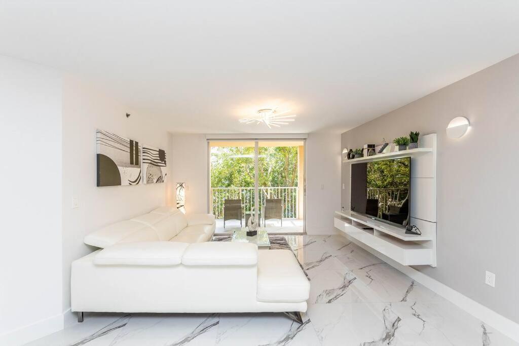 Luxury VIP 3 Bed 2 Bath Apartment Yacht Club Aventura