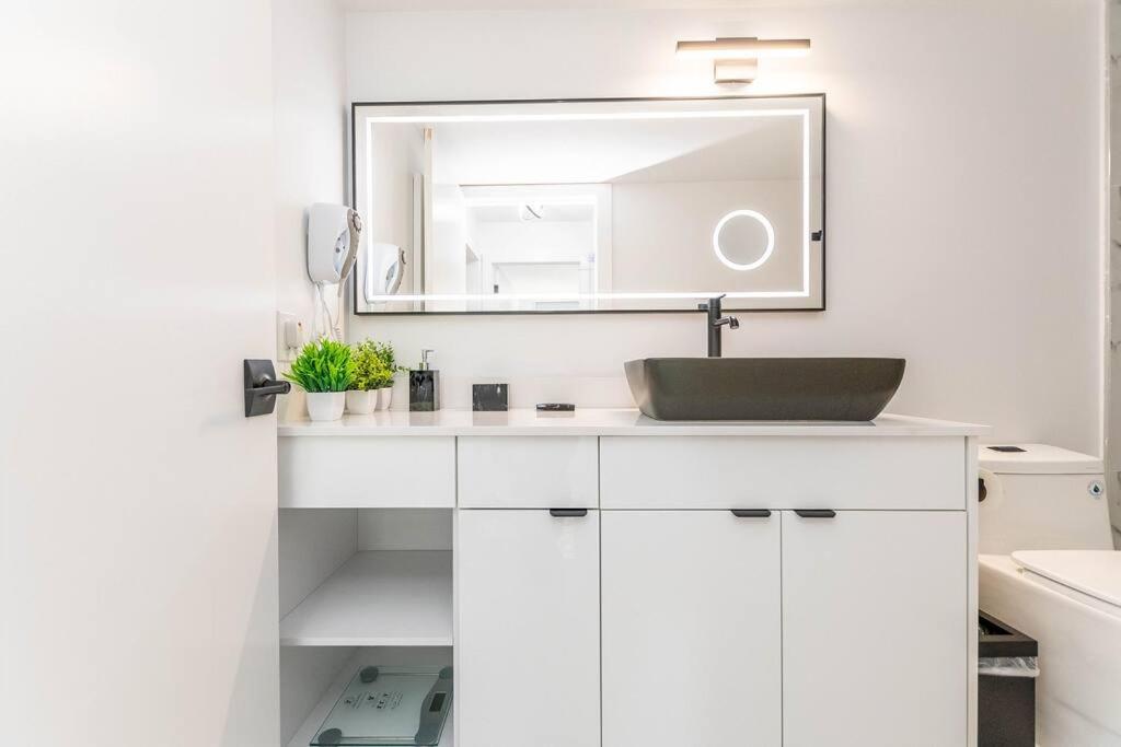 Luxury VIP 3 Bed 2 Bath Apartment Yacht Club Aventura