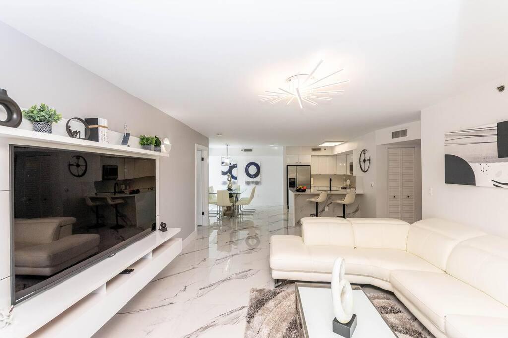 Luxury VIP 3 Bed 2 Bath Apartment Yacht Club Aventura