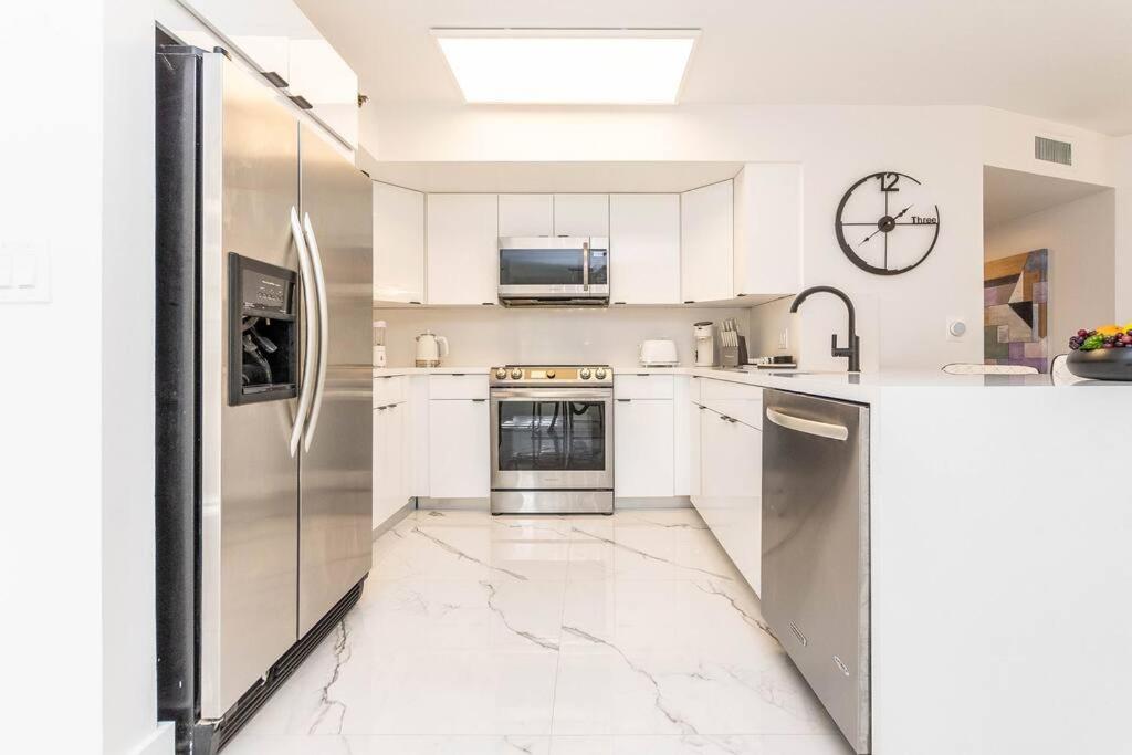 Luxury VIP 3 Bed 2 Bath Apartment Yacht Club Aventura