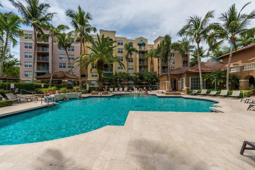 Luxury VIP 3 Bed 2 Bath Apartment Yacht Club Aventura