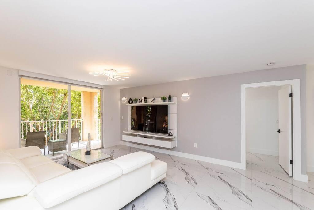 Luxury VIP 3 Bed 2 Bath Apartment Yacht Club Aventura
