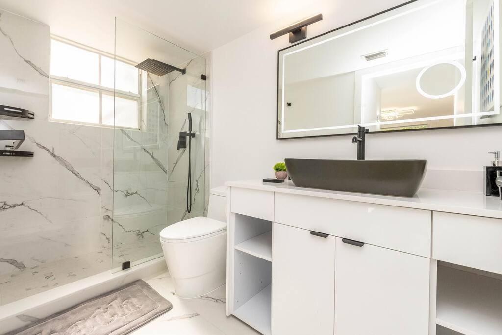 Luxury VIP 3 Bed 2 Bath Apartment Yacht Club Aventura
