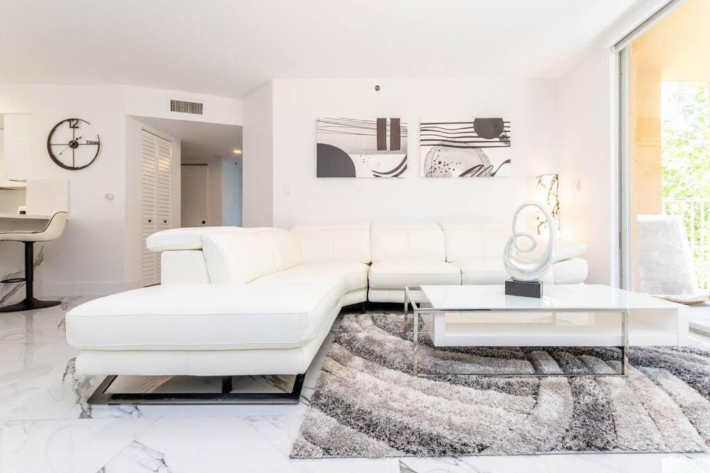 Luxury VIP 3 Bed 2 Bath Apartment Yacht Club Aventura