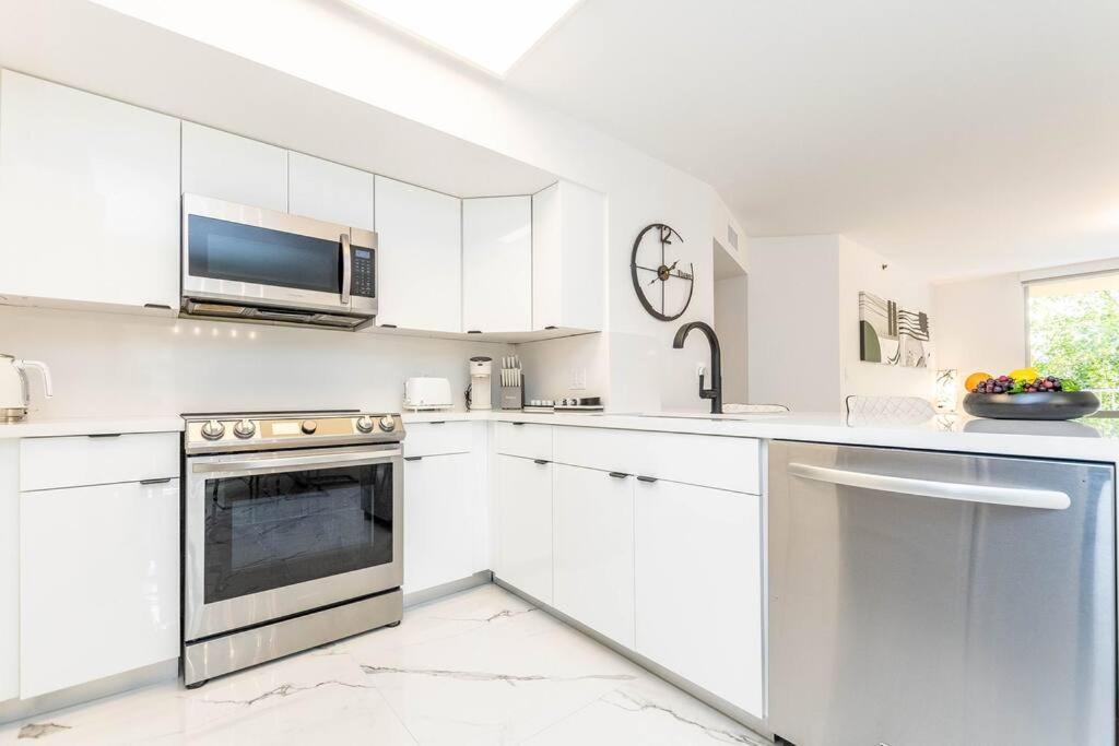 Luxury VIP 3 Bed 2 Bath Apartment Yacht Club Aventura