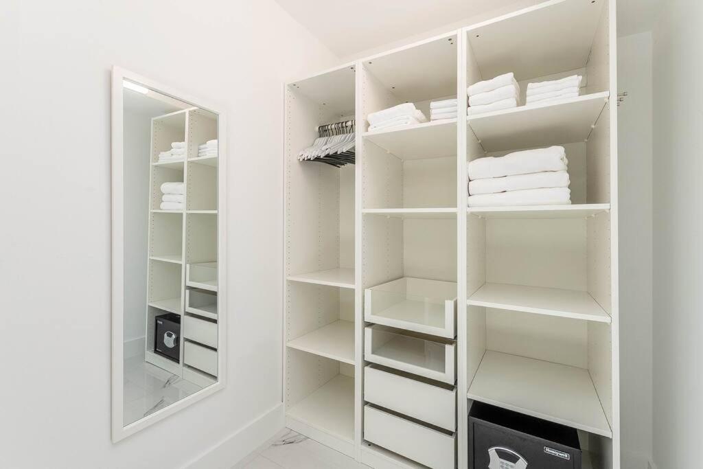 Luxury VIP 3 Bed 2 Bath Apartment Yacht Club Aventura