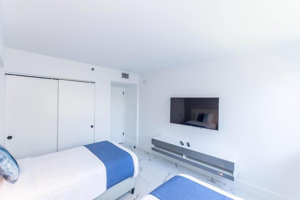 Luxury VIP 3 Bed 2 Bath Apartment Yacht Club Aventura