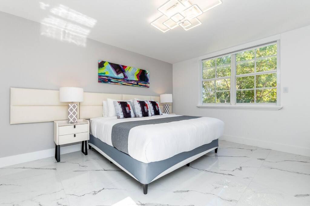 Luxury VIP 3 Bed 2 Bath Apartment Yacht Club Aventura