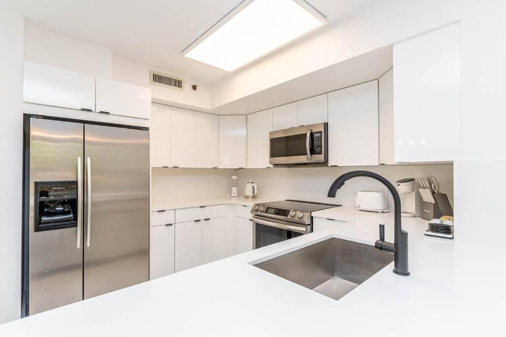 Luxury VIP 3 Bed 2 Bath Apartment Yacht Club Aventura