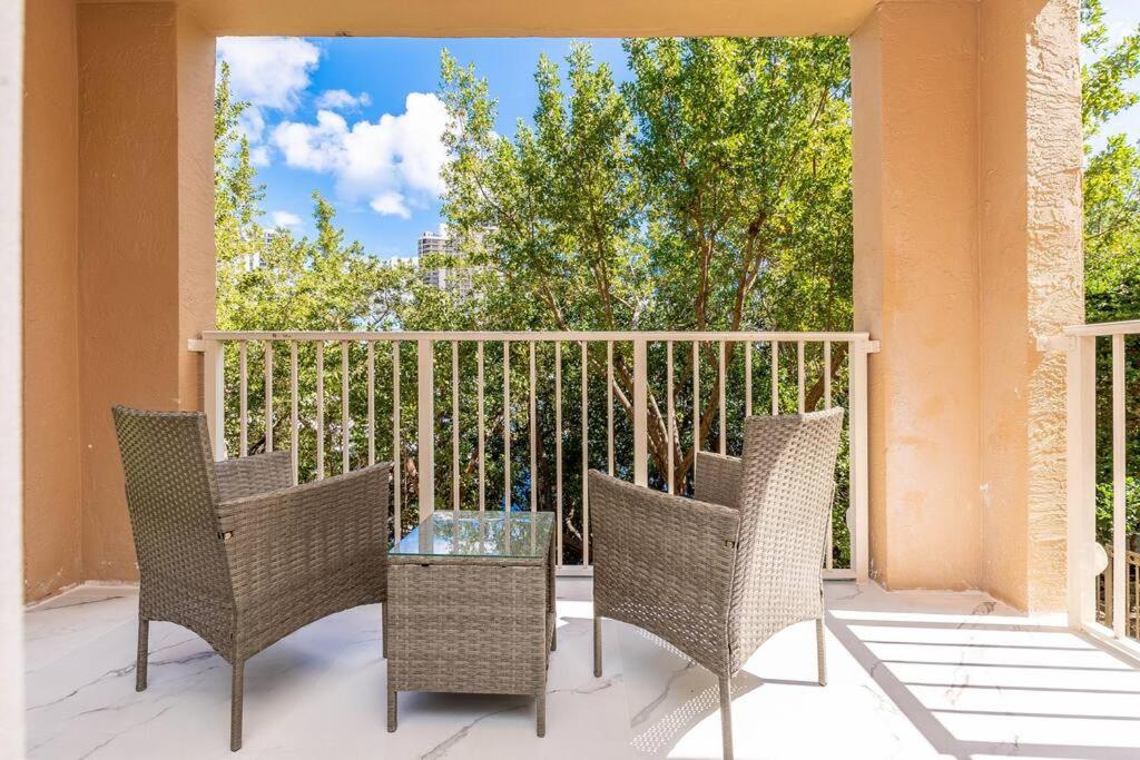 Luxury VIP 3 Bed 2 Bath Apartment Yacht Club Aventura