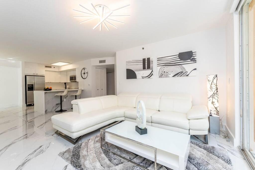Luxury VIP 3 Bed 2 Bath Apartment Yacht Club Aventura