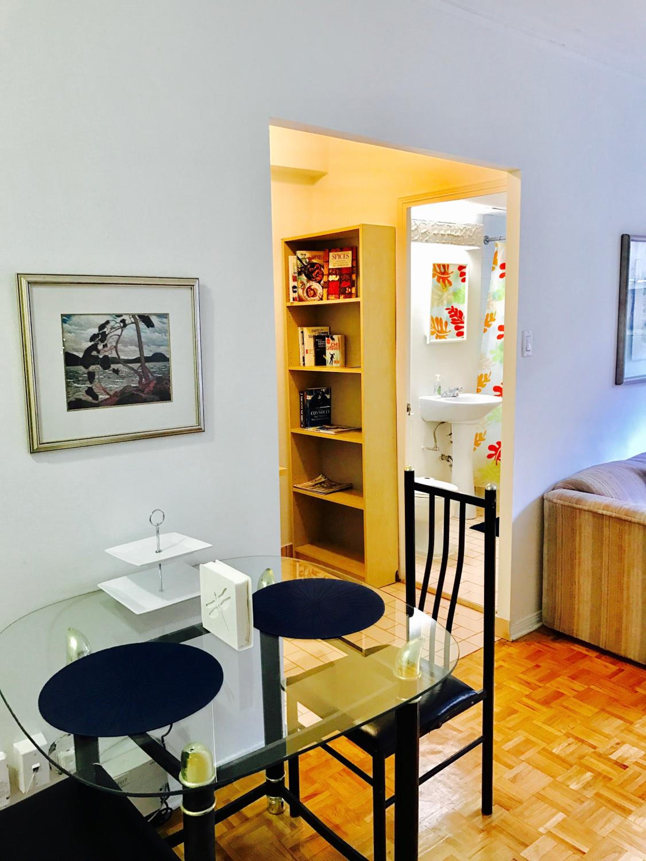 Stylish Montreal Apartment: Comfortable Stay in the Golden Square Mile