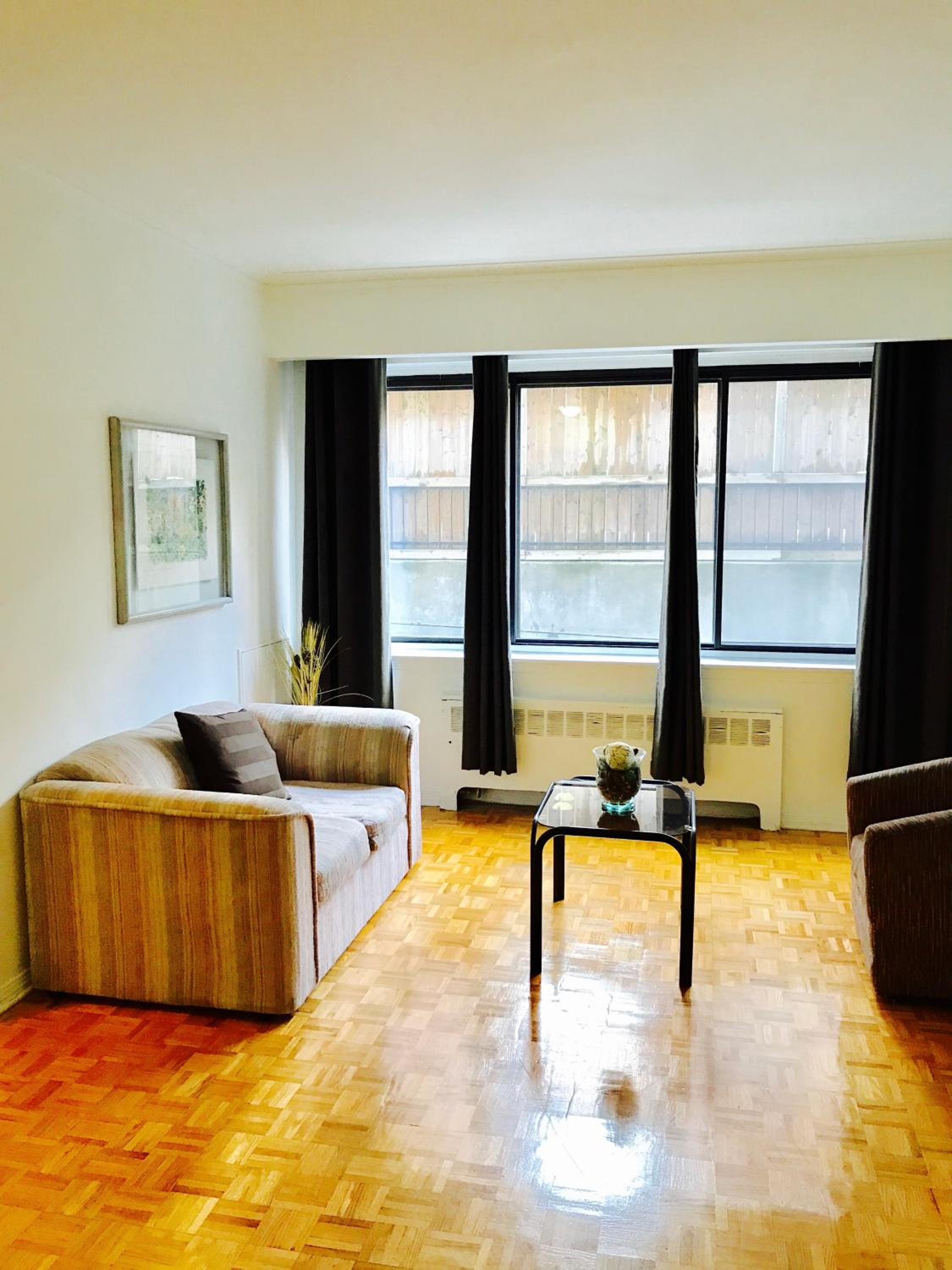 Stylish Montreal Apartment: Comfortable Stay in the Golden Square Mile