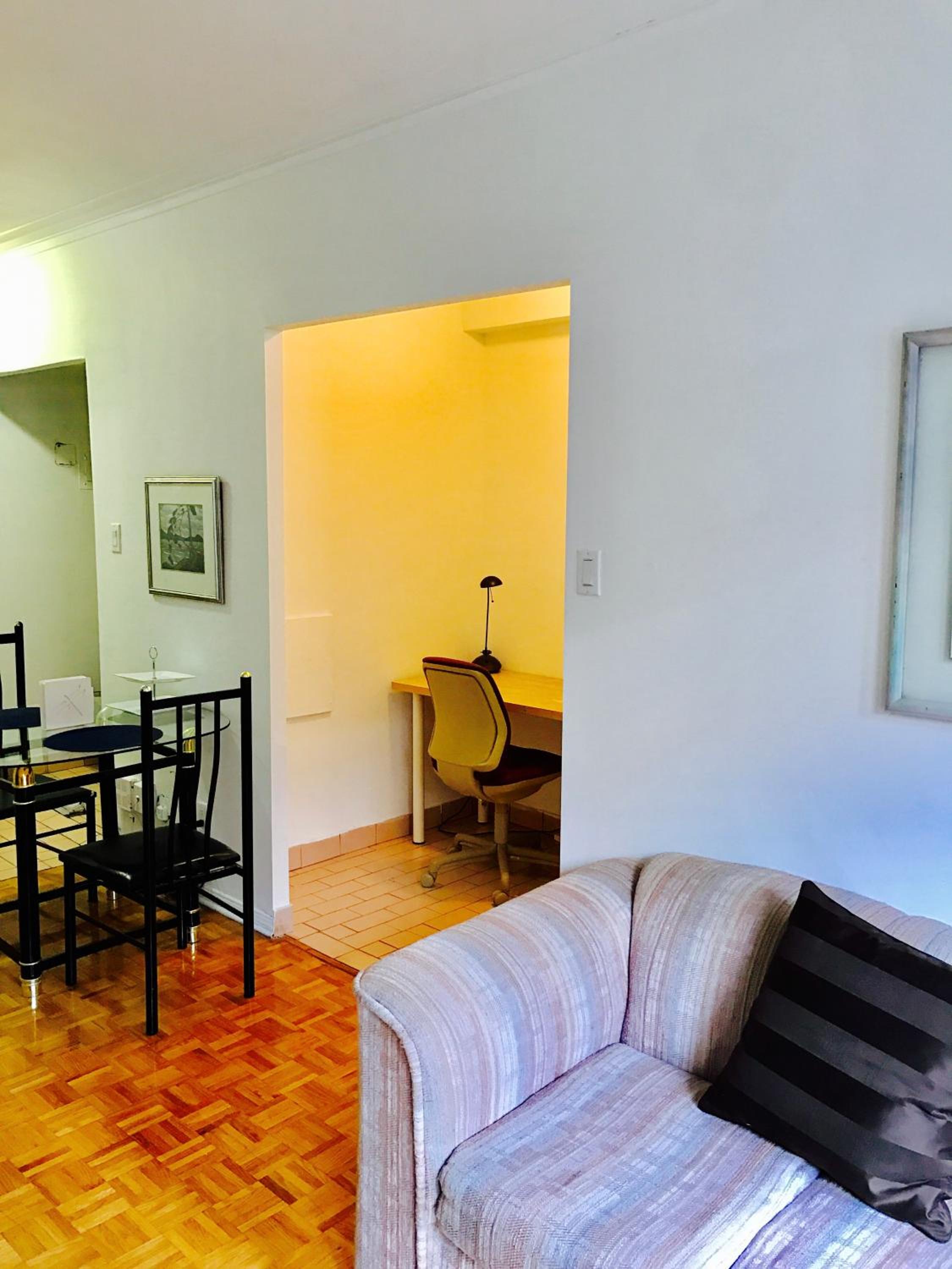 Stylish Montreal Apartment: Comfortable Stay in the Golden Square Mile
