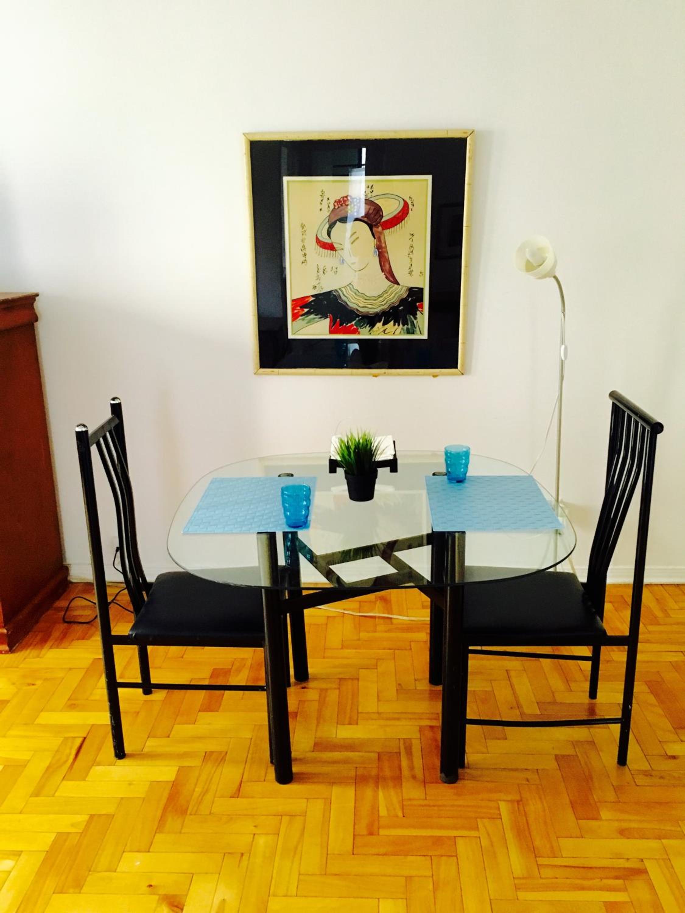 Stylish Montreal Apartment: Comfortable Stay in the Golden Square Mile