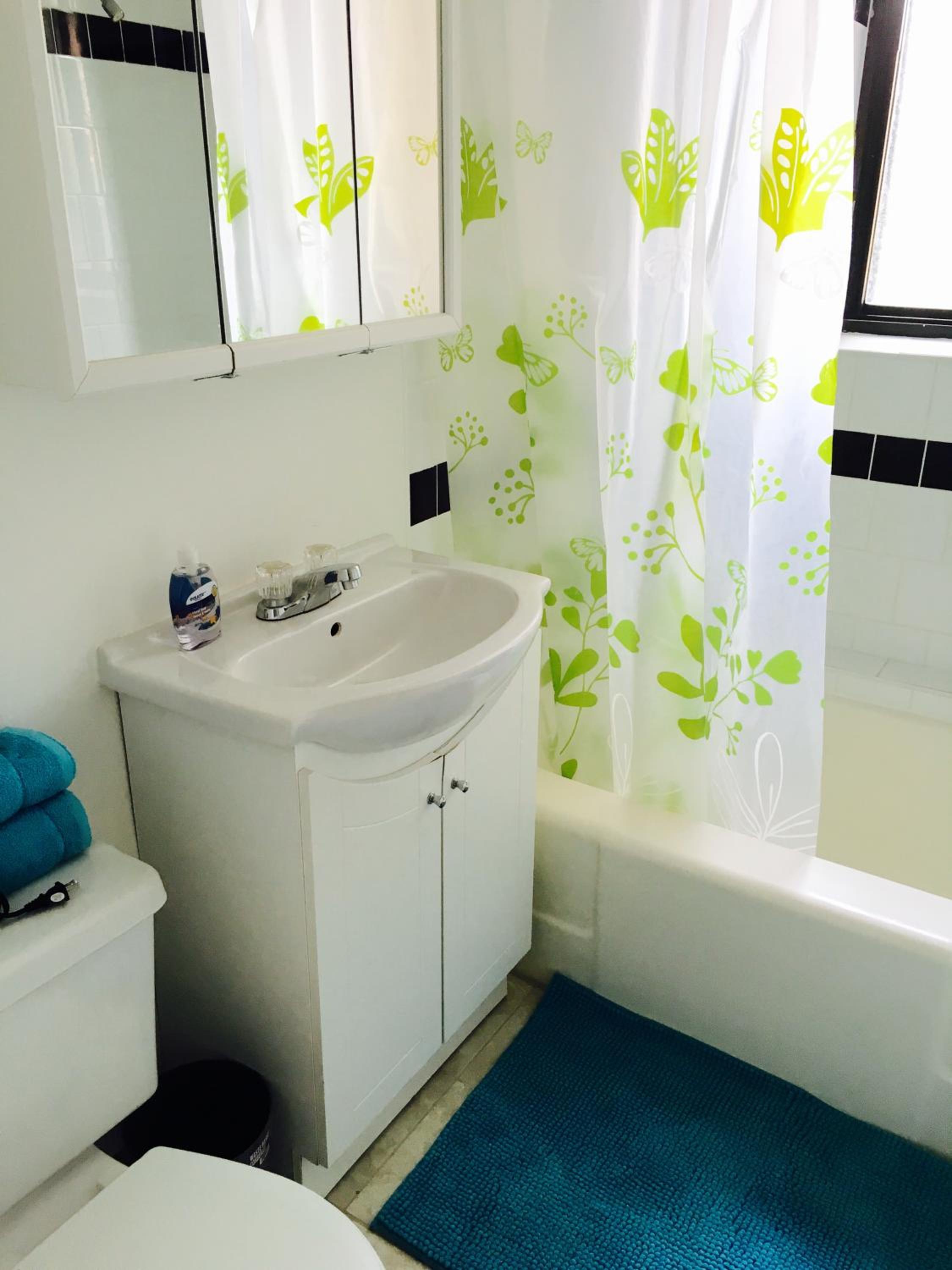Stylish Montreal Apartment: Comfortable Stay in the Golden Square Mile