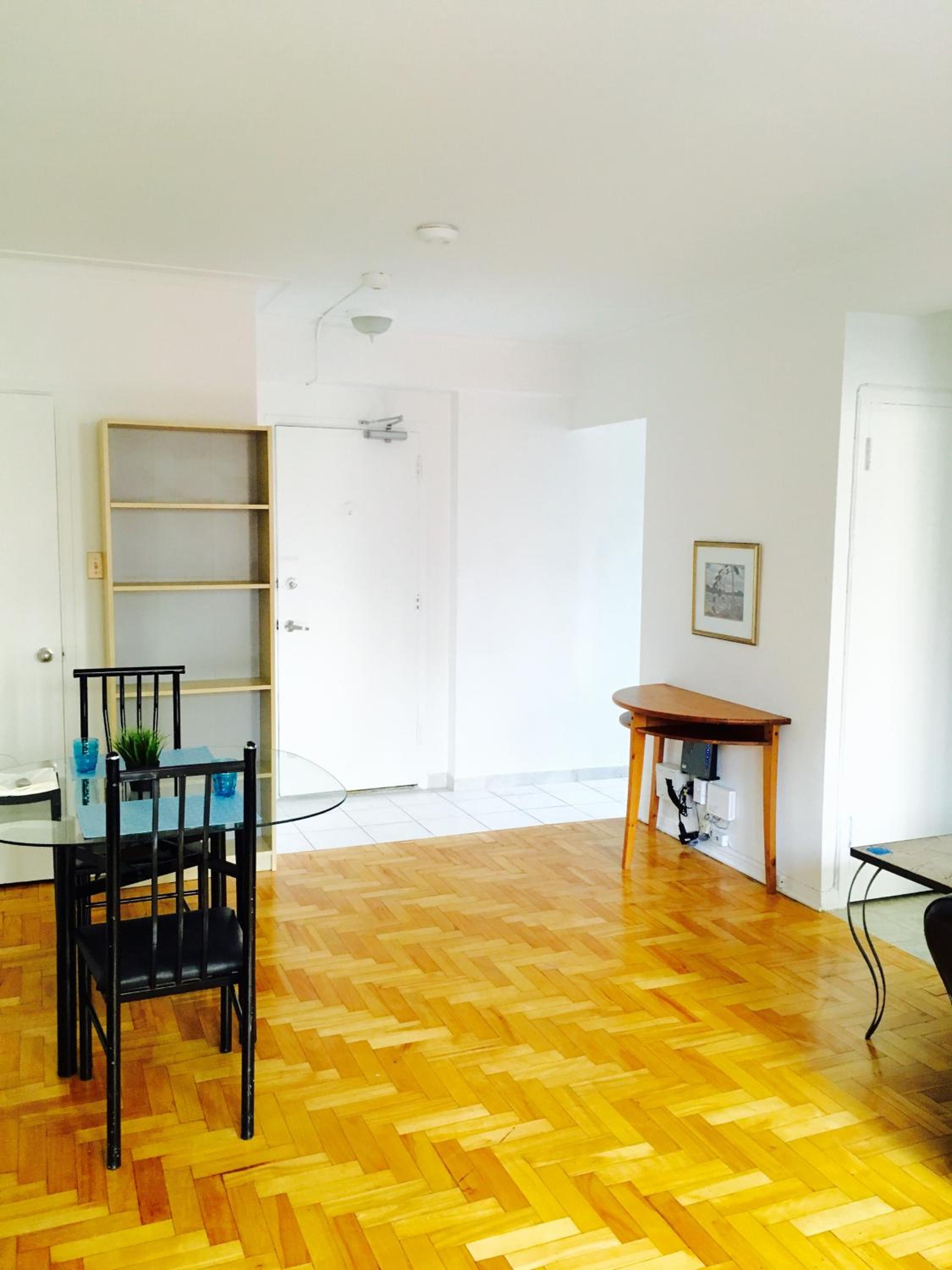 Stylish Montreal Apartment: Comfortable Stay in the Golden Square Mile