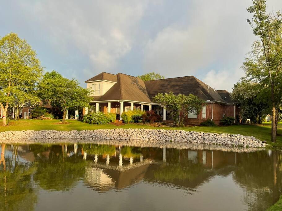 Elegant 5 bedroom Home in a Park Like Setting