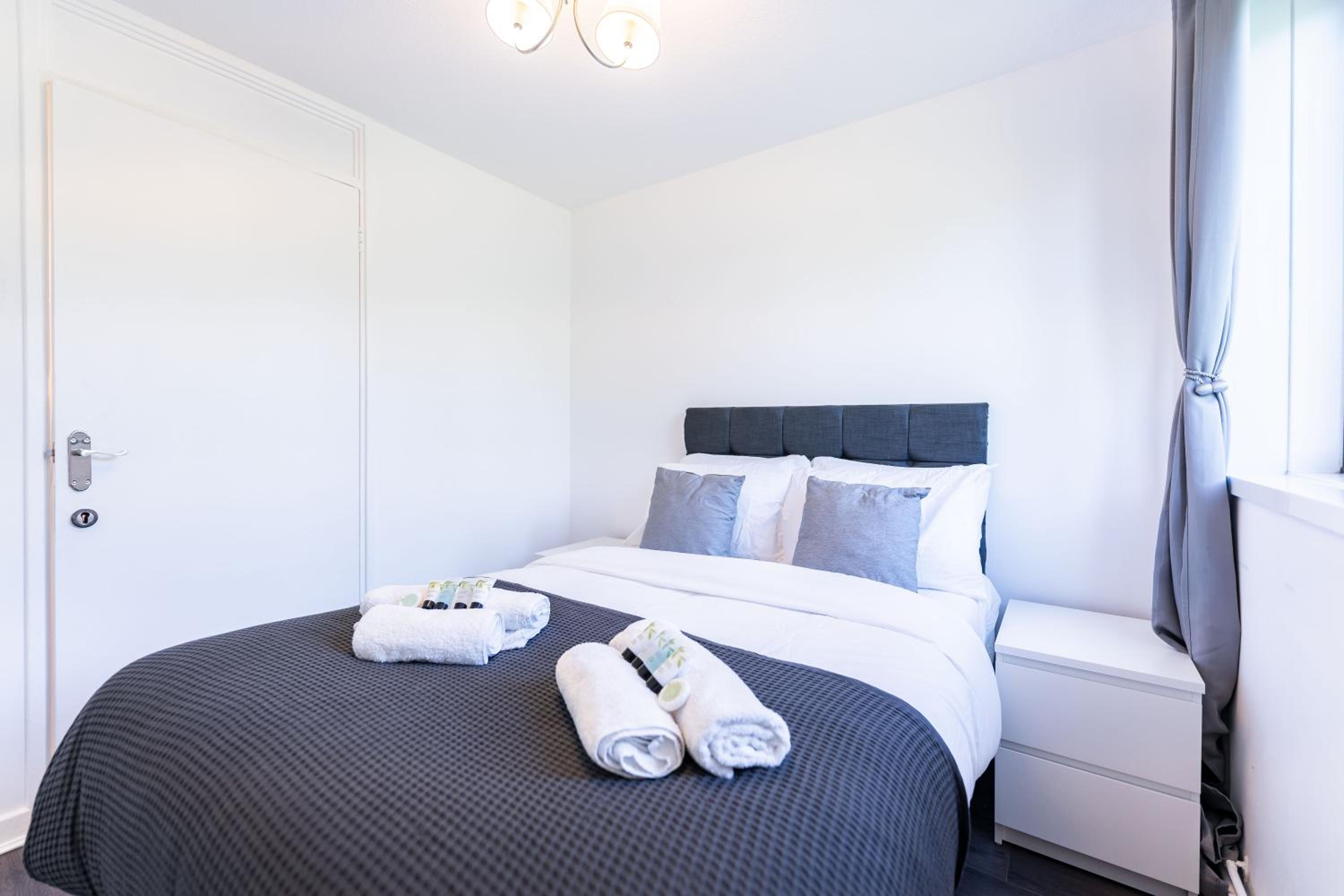 Luxury 3 Bedroom Flat with Balcony in Westbourne Park