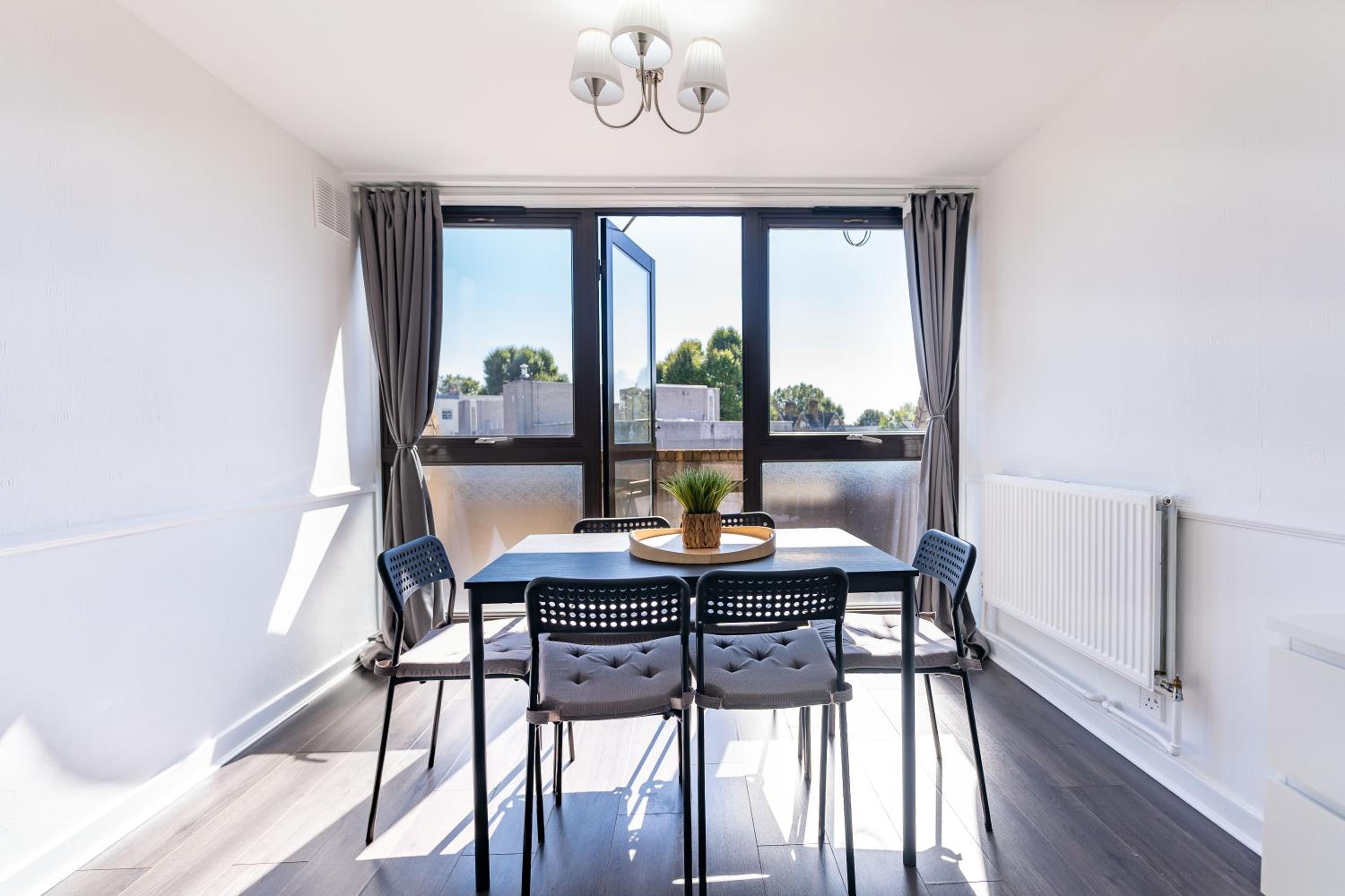 Luxury 3 Bedroom Flat with Balcony in Westbourne Park