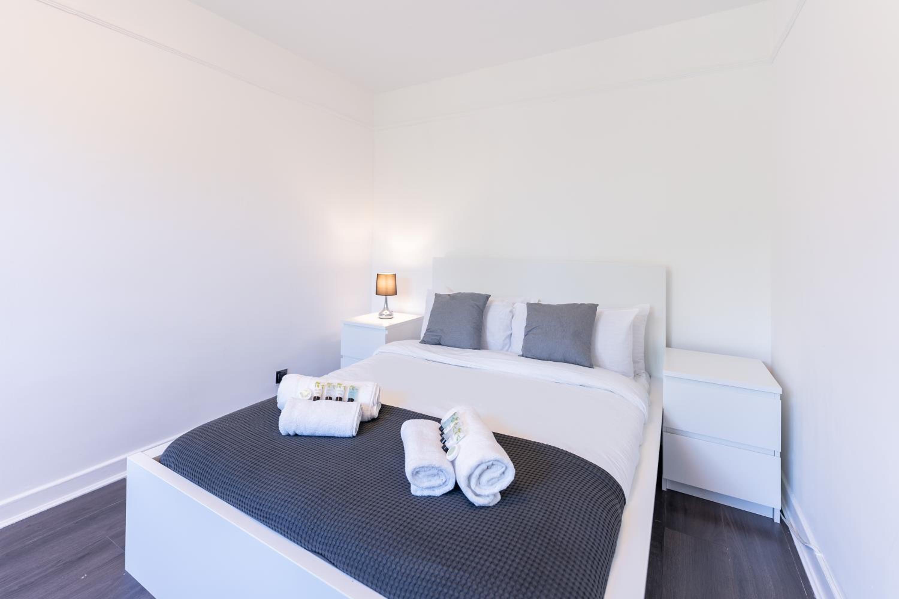 Luxury 3 Bedroom Flat with Balcony in Westbourne Park