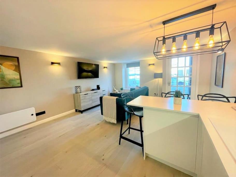 Stylish, Central And Cosy 1BD Nr Canongate view 4