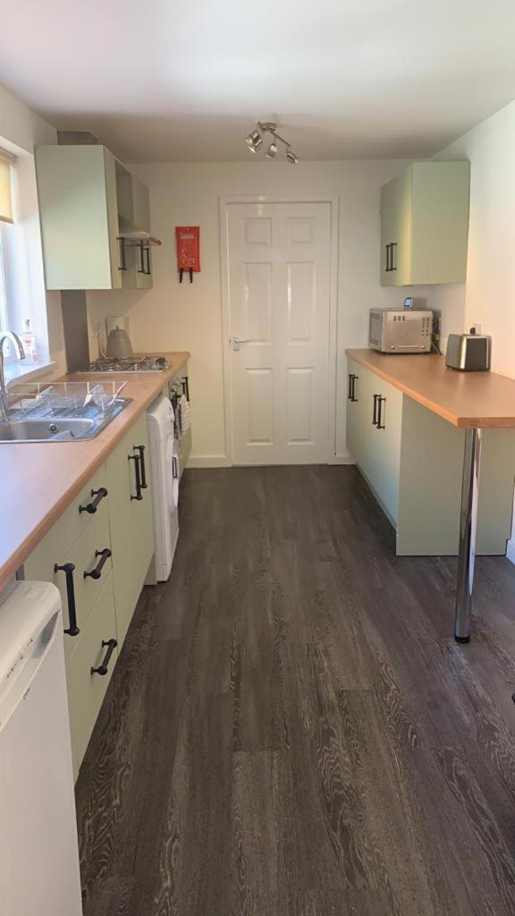 Alice - spacious 3 bedroom house contractor accommodation