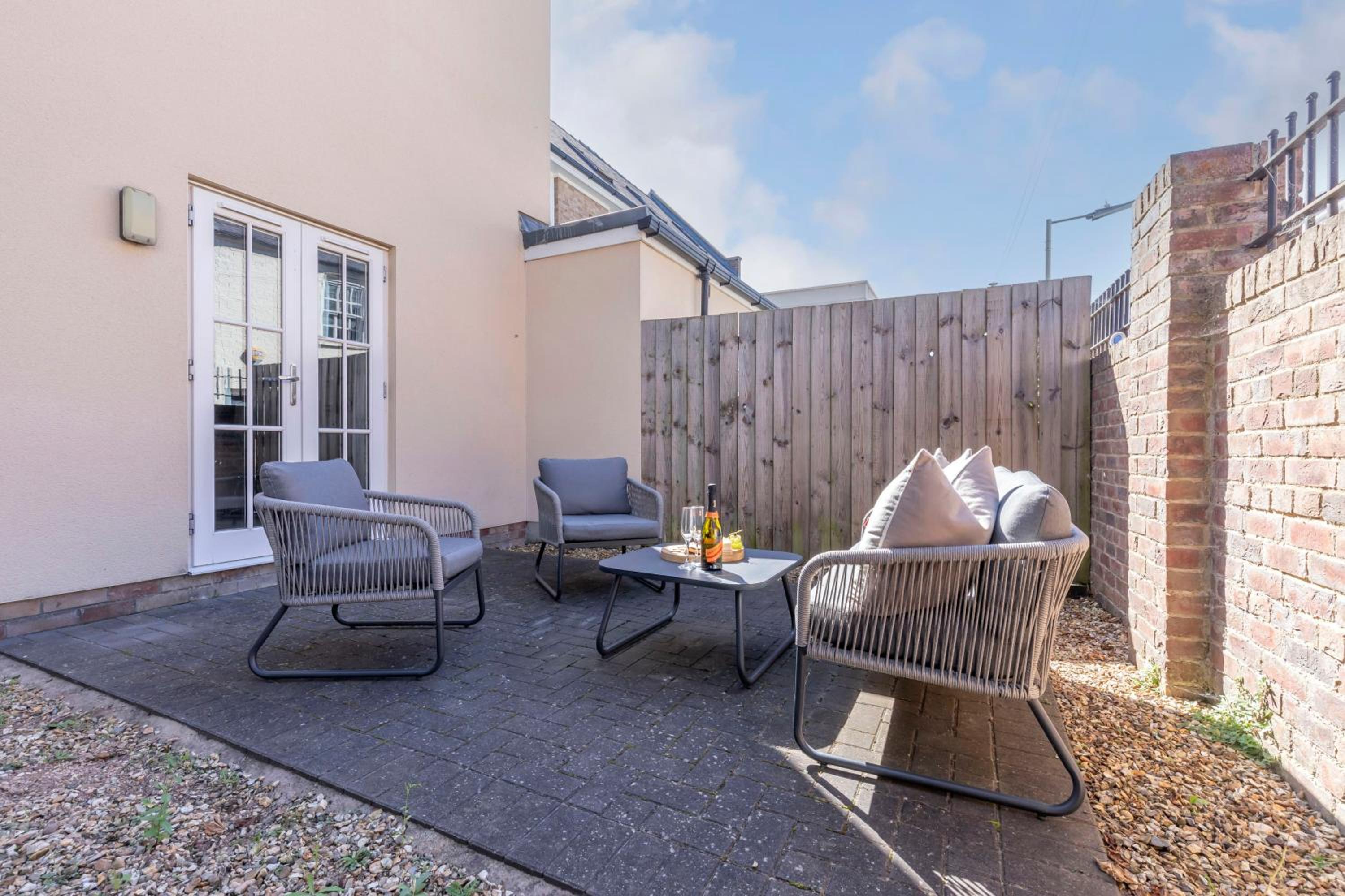Elliot Oliver - 2 Bedroom Garden Apartment With Parking view 2