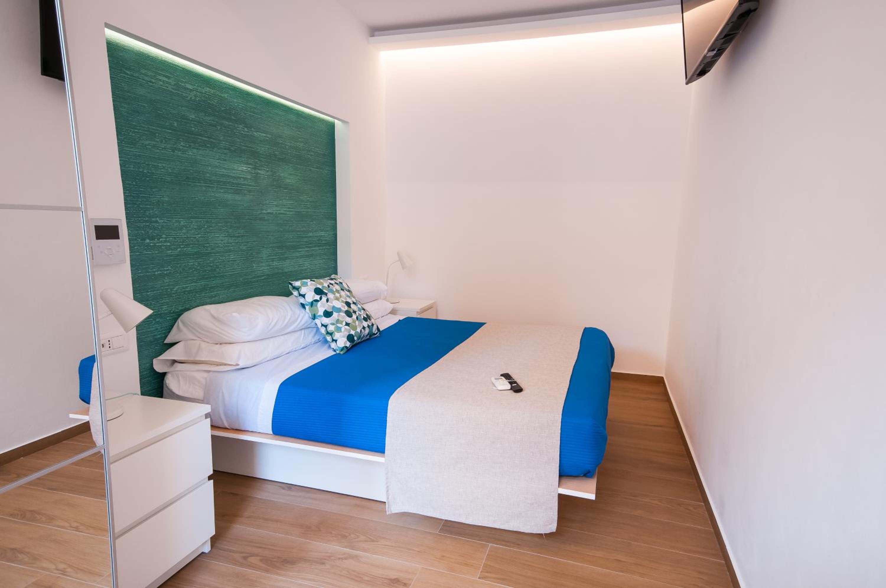 White Home photo 4