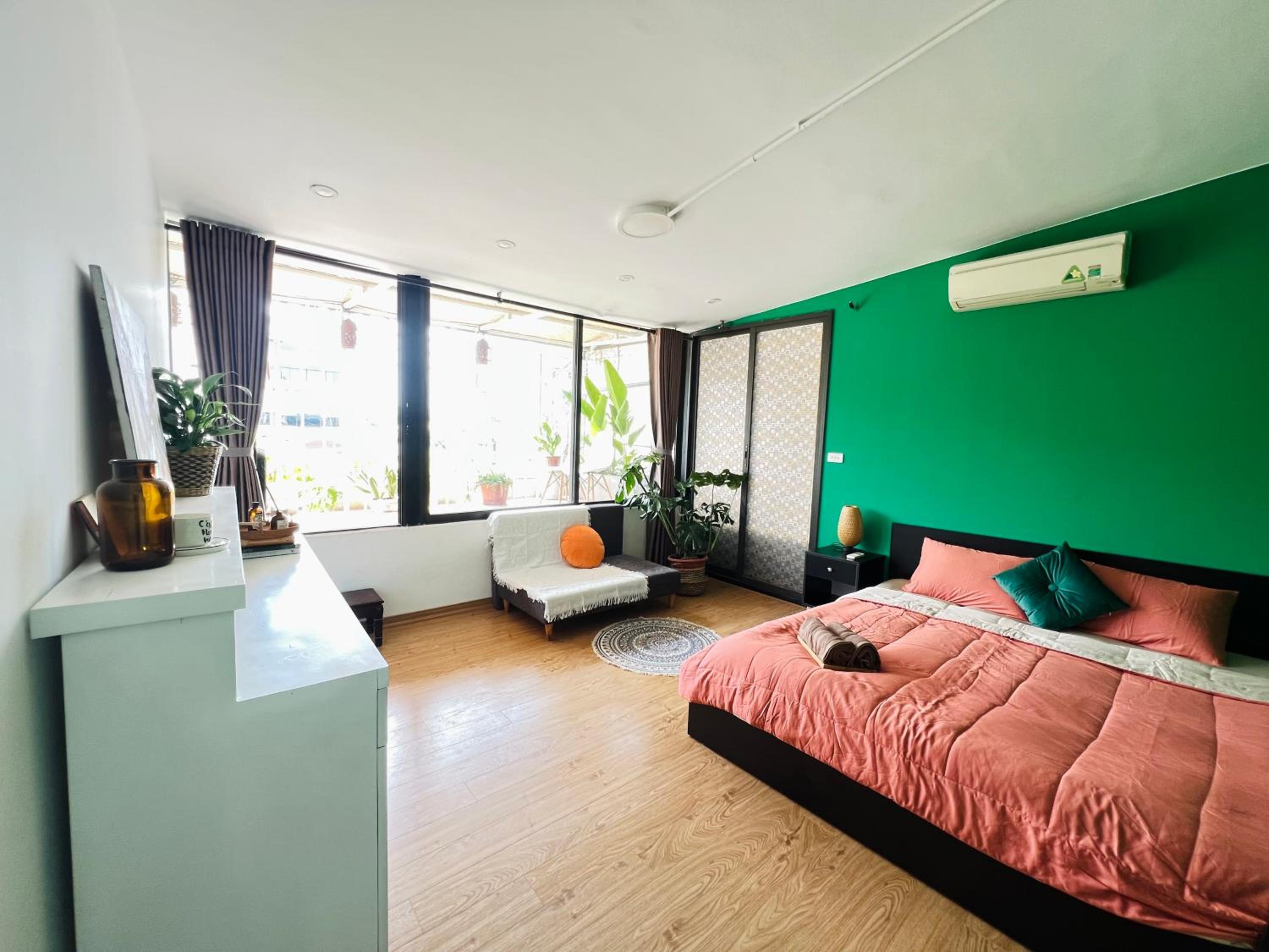 Terra Homestay - Big Balcony with elevator - 150m to Hoan Kiem Lake