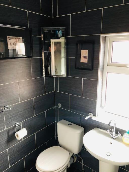 Cosy two bed terraced house 7min drive from city