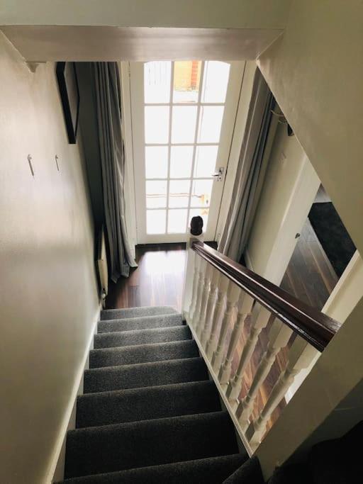 Cosy two bed terraced house 7min drive from city