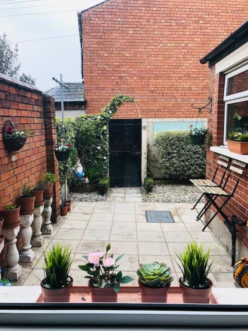 Cosy two bed terraced house 7min drive from city