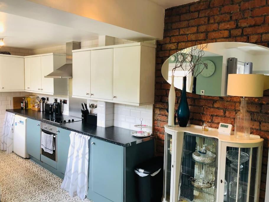 Cosy two bed terraced house 7min drive from city