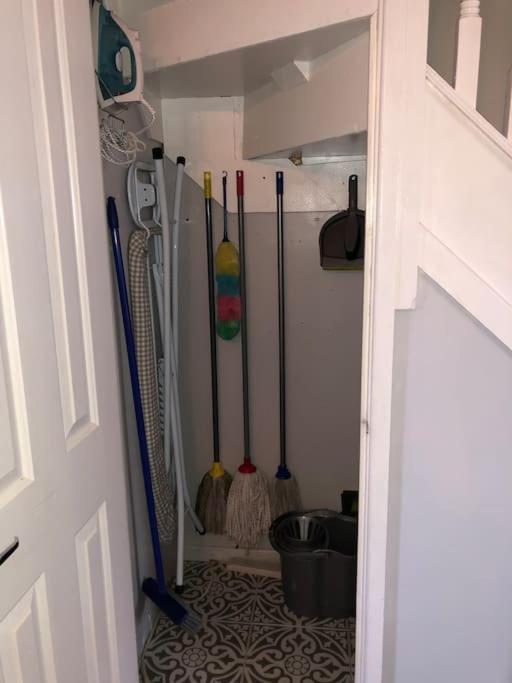 Cosy two bed terraced house 7min drive from city