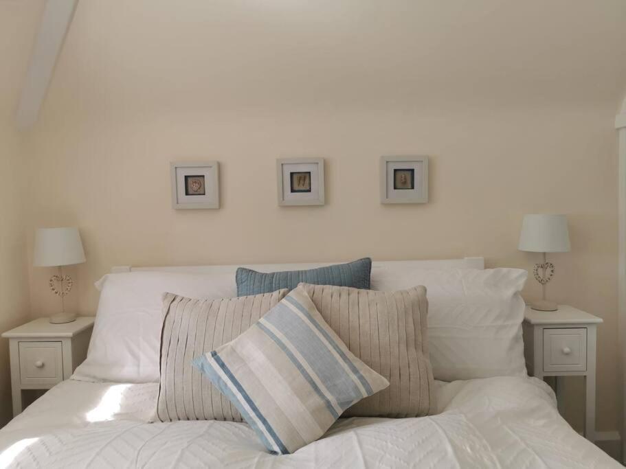 Beautiful gate house a 4 minute walk from beach view 5