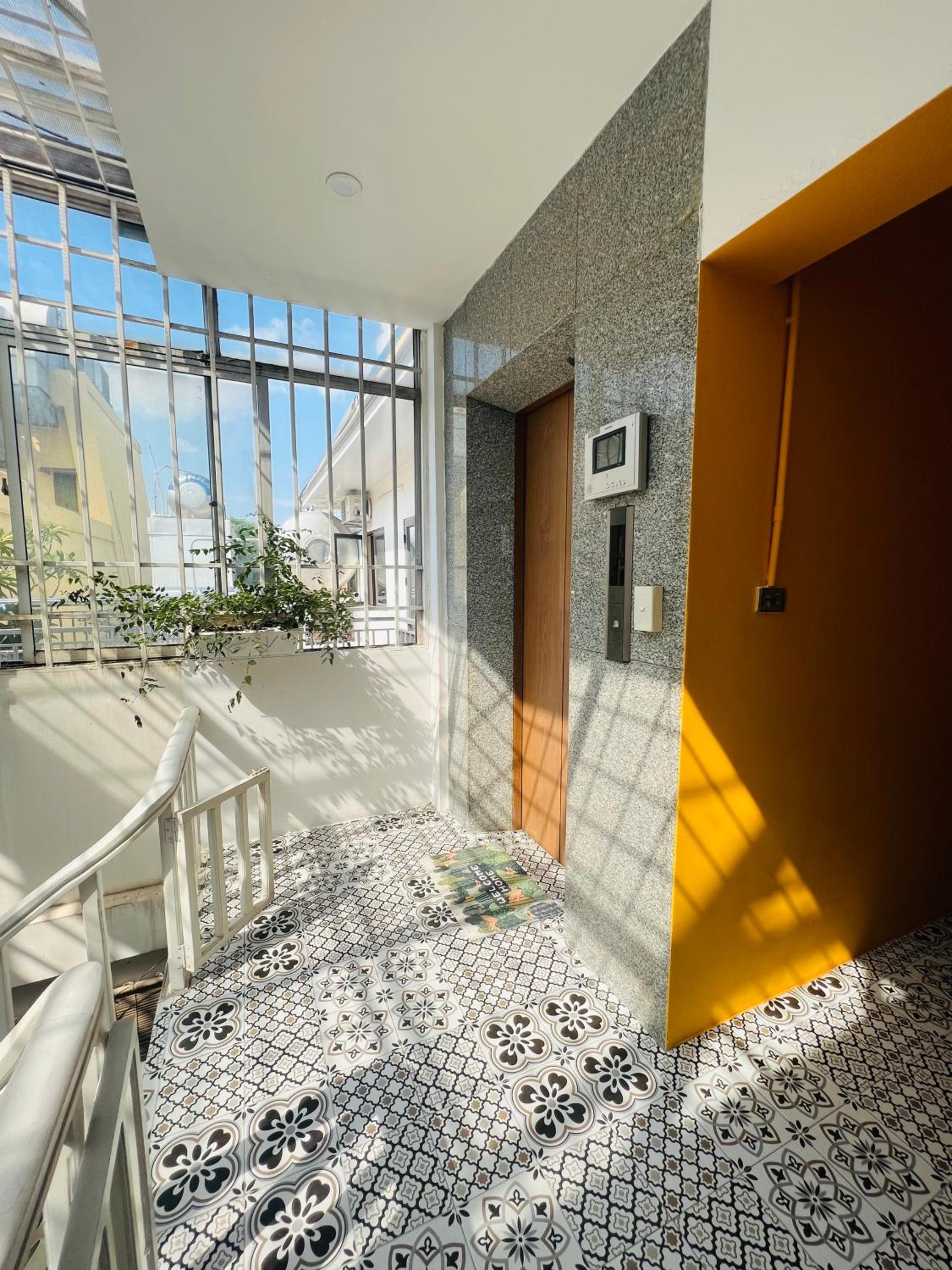 Terra Homestay - Big Balcony with elevator - 150m to Hoan Kiem Lake