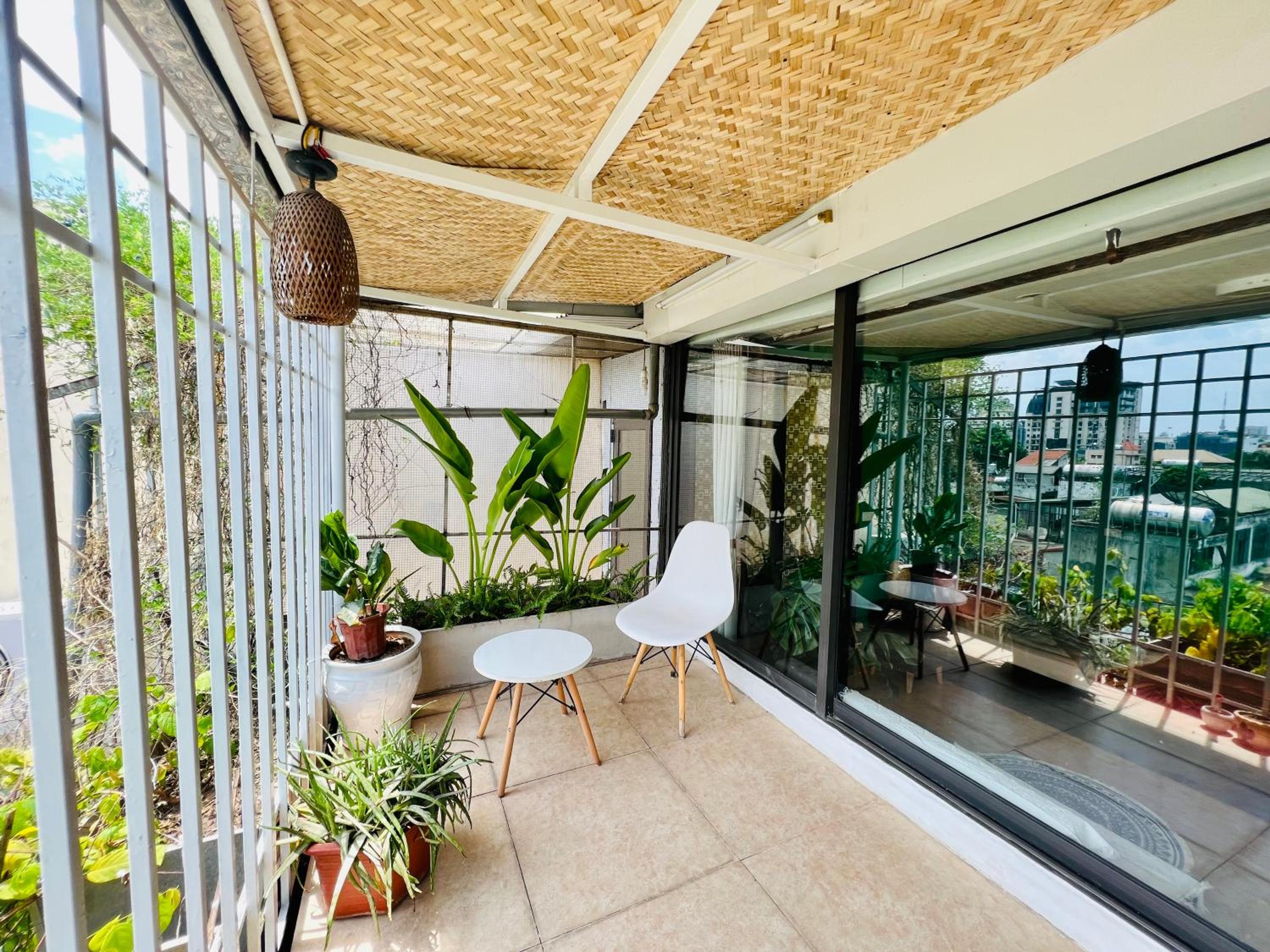 Terra Homestay - Big Balcony with elevator - 150m to Hoan Kiem Lake