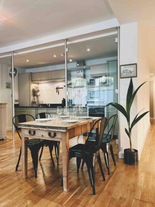 Stunning Victorian Mansion Apartment - Hosted by StaySejour