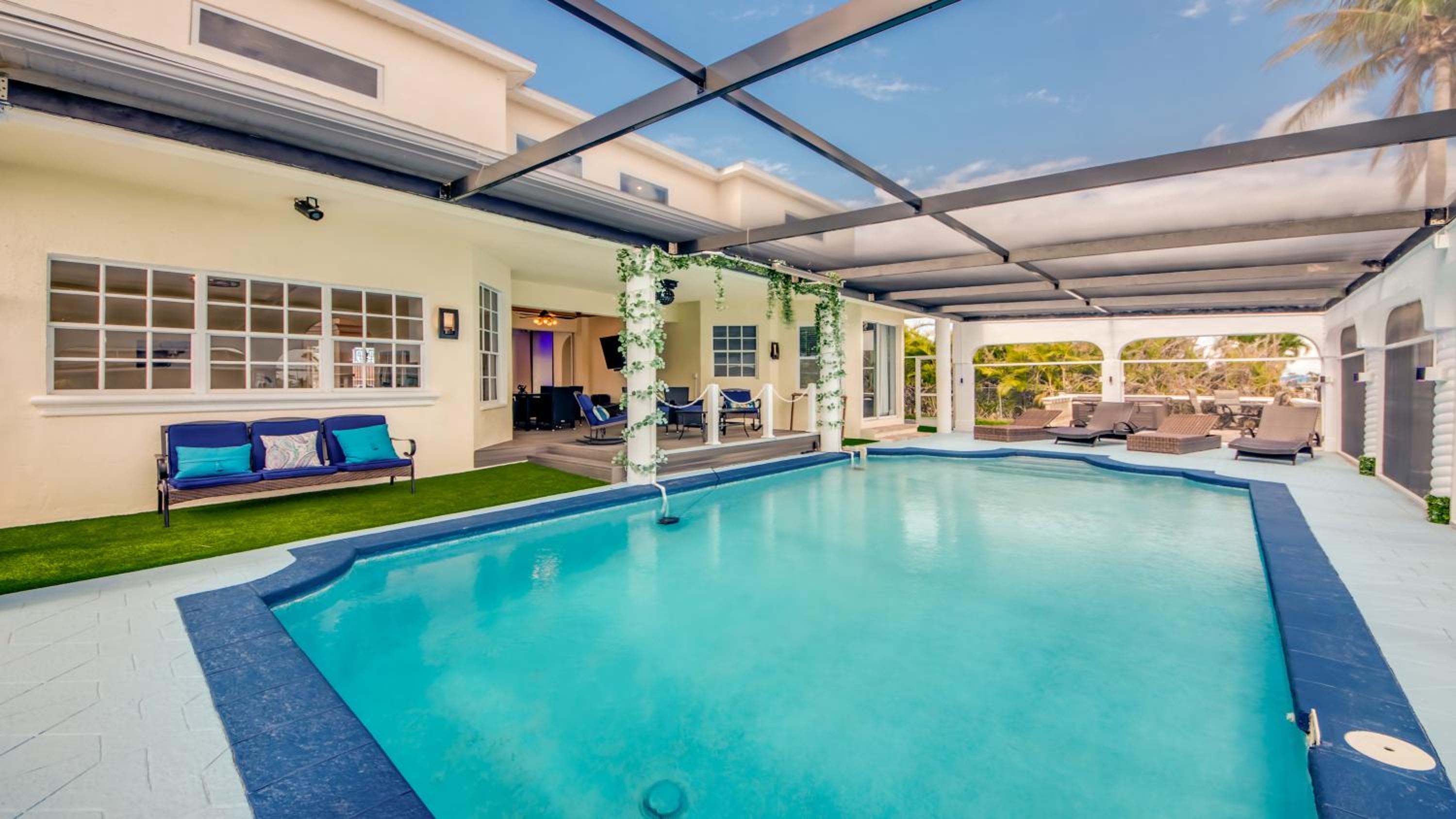 Golden Globe - luxury on the canal with poolspa view 3