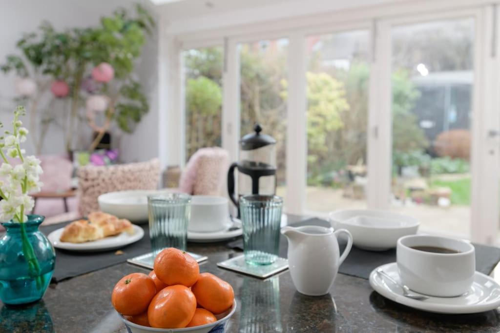 Luxury 6 Double Bedroom London Town house view 5
