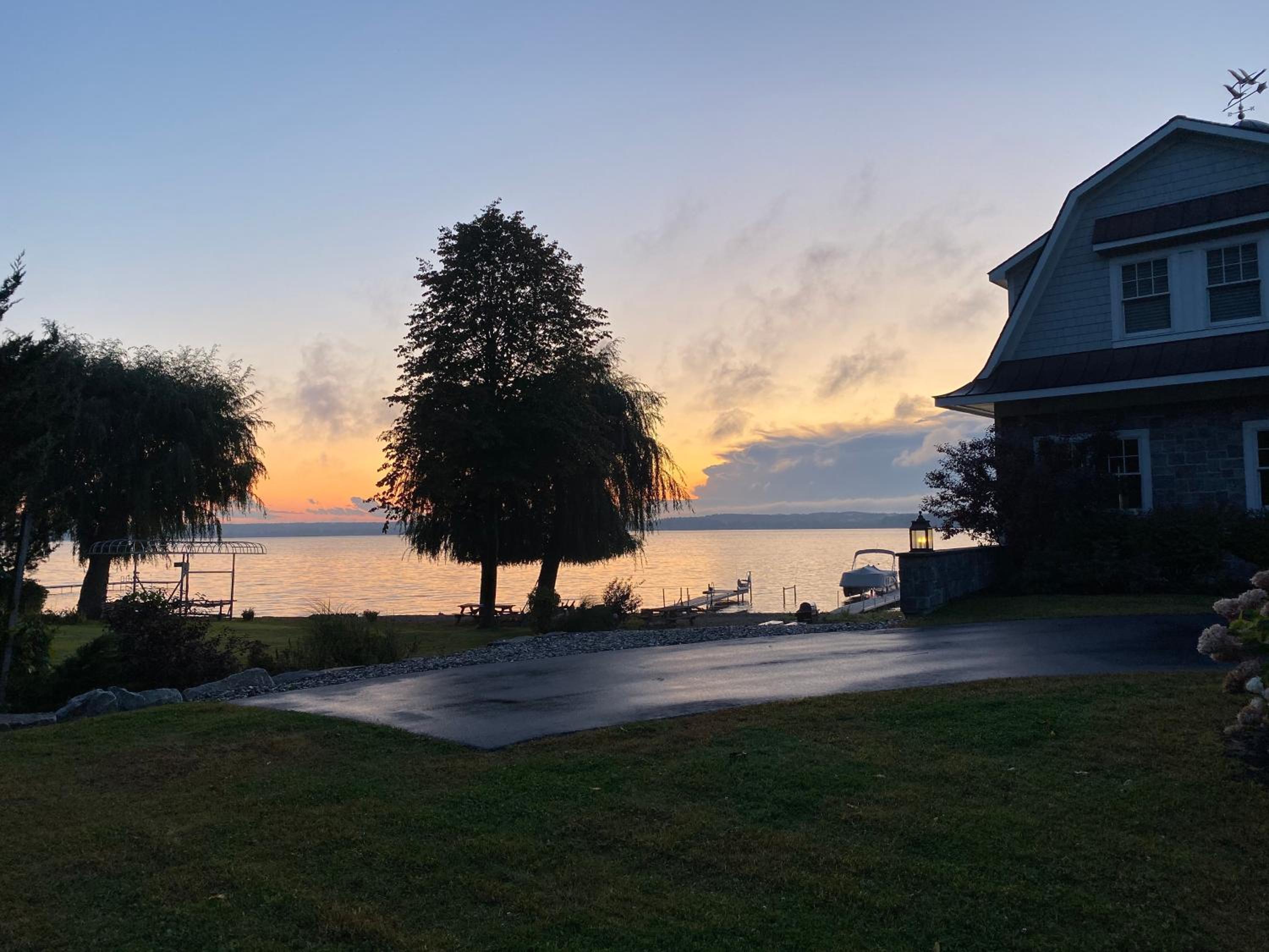NEW 3 bedroom - Thoroughbred Farm & Lake Views! view 5