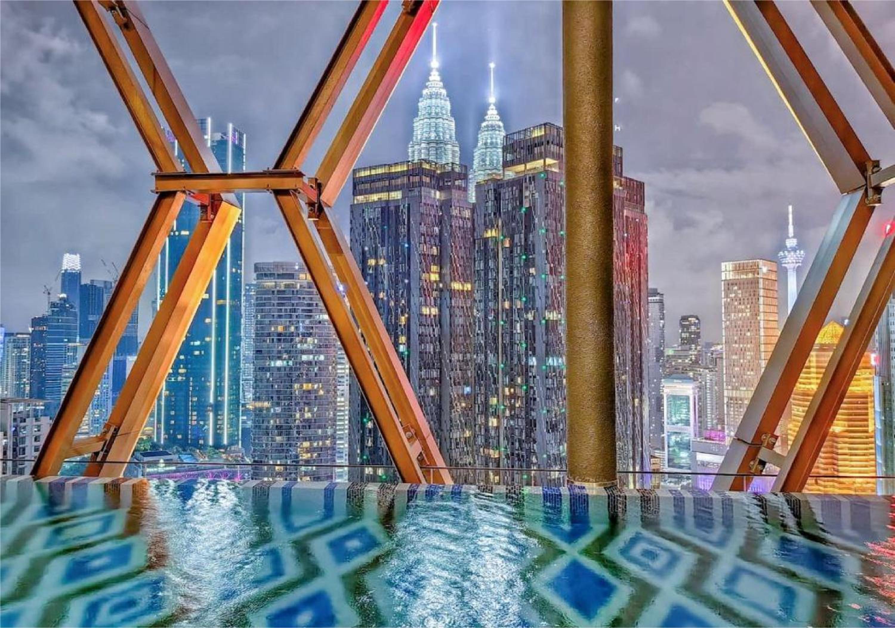 Scarletz Suites KLCC Twin Tower Infinity Pool by One39 KL