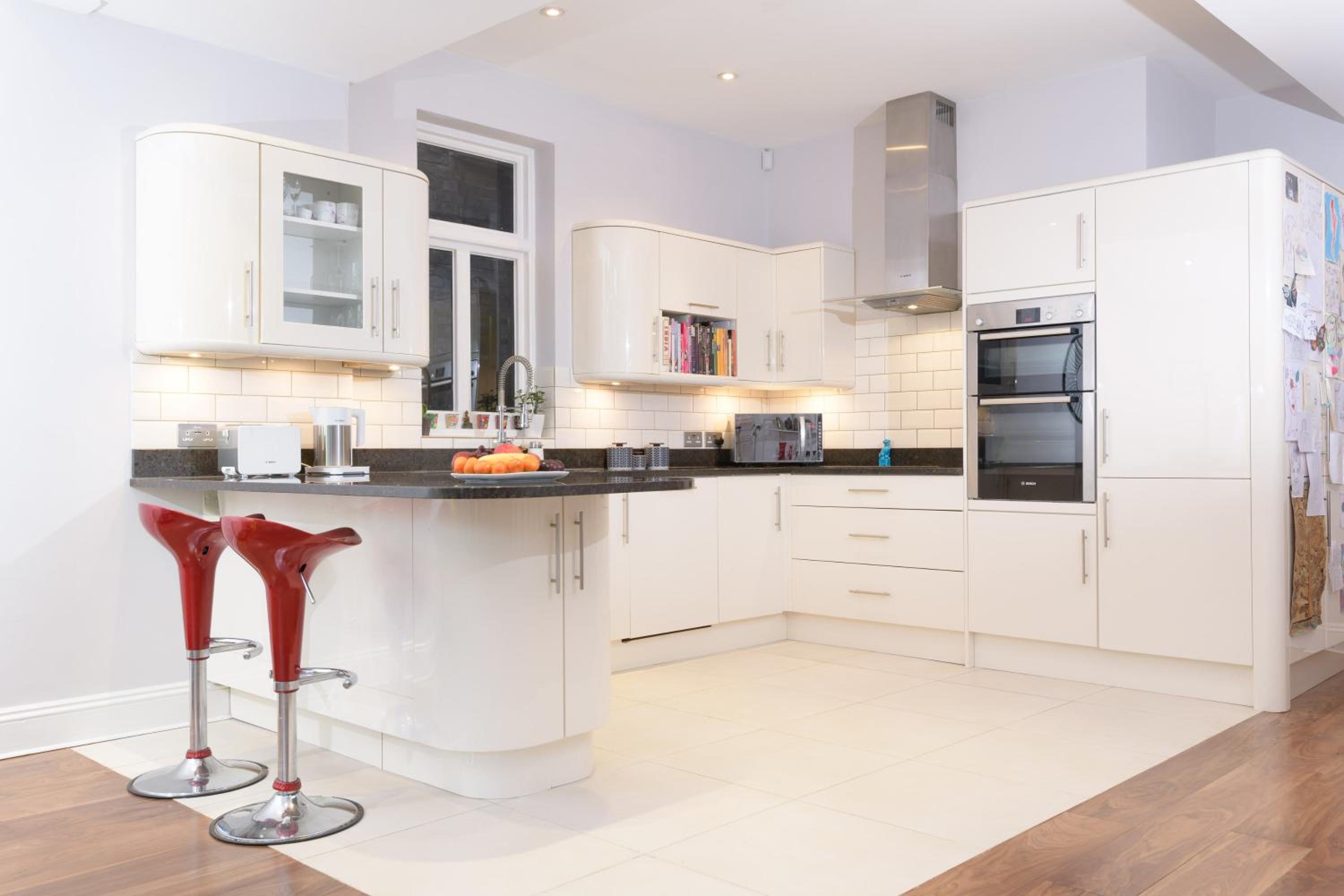 Luxury 6 Double Bedroom London Town house view 2