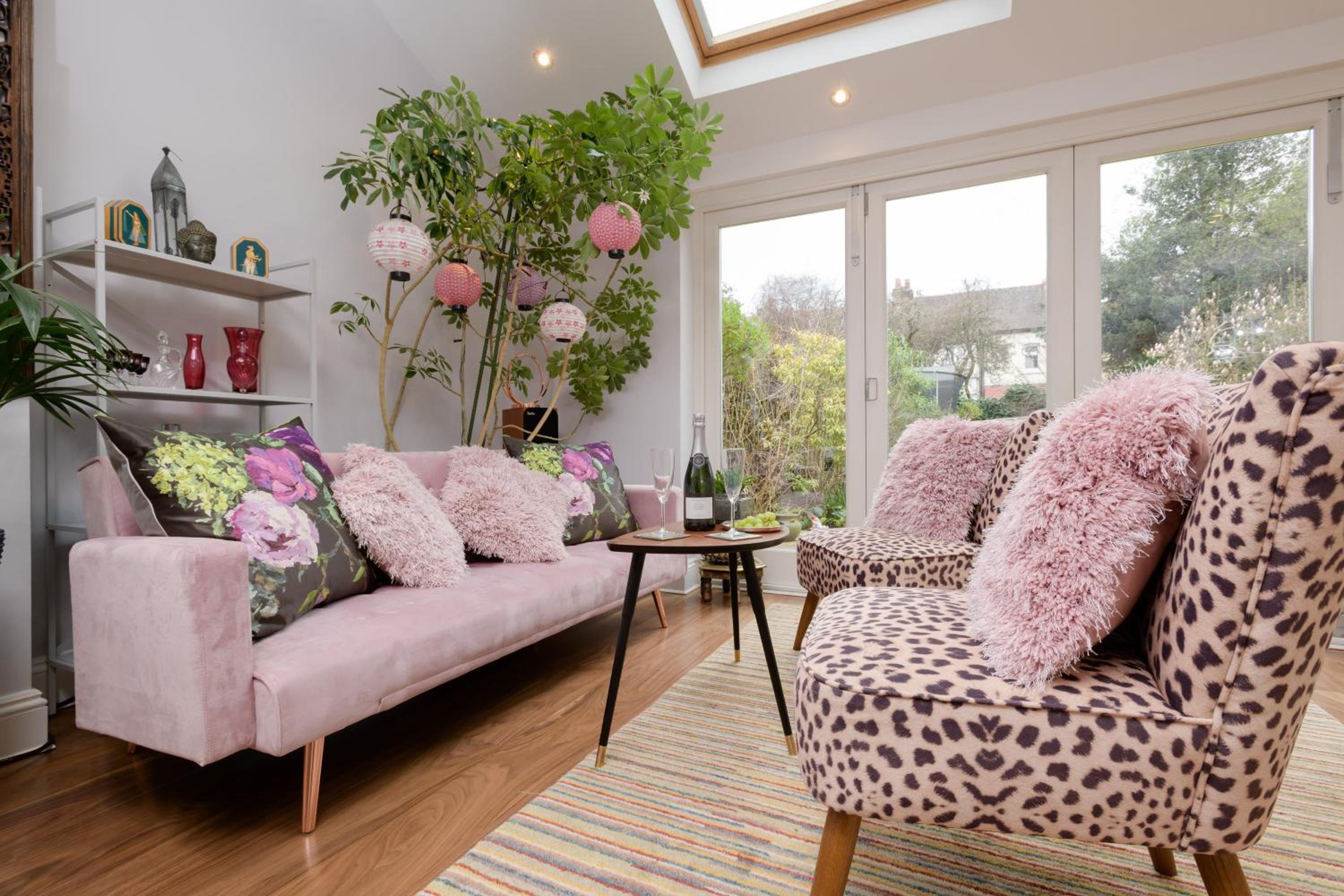 Luxury 6 Double Bedroom London Town house view 4