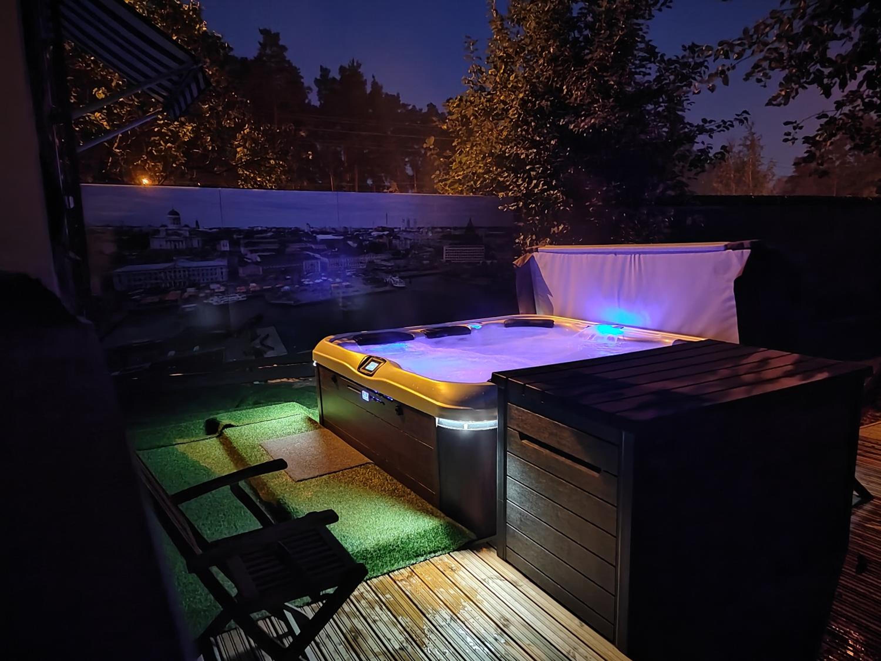 Relax & Recharge - a Unique Suite with a Touch of Luxury - Hot Tub and Sauna Inspired Decor #NOT A REAL SAUNA# Easy City Access - direct train 15 min to ci view 3